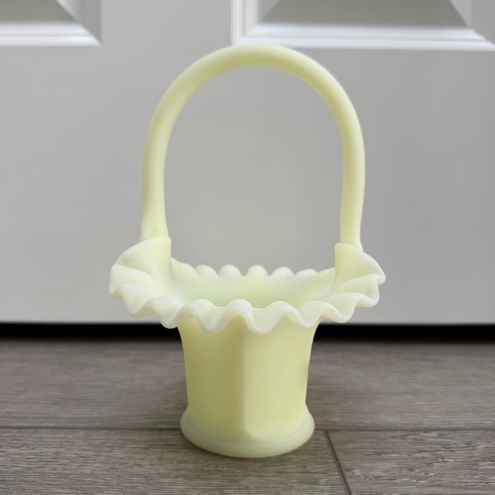 FENTON VINTAGE URANIUM GLASS CUSTARD SATIN RUFFLED BASKET W HAND PAINTED FLOWER - Picture 3 of 12